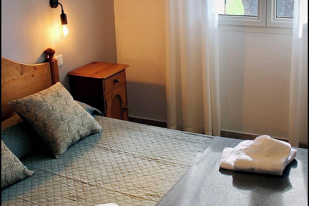 Comfortable gîte in a 19th century Provencal farmhouse ideally located in Fontvieille, Arles region