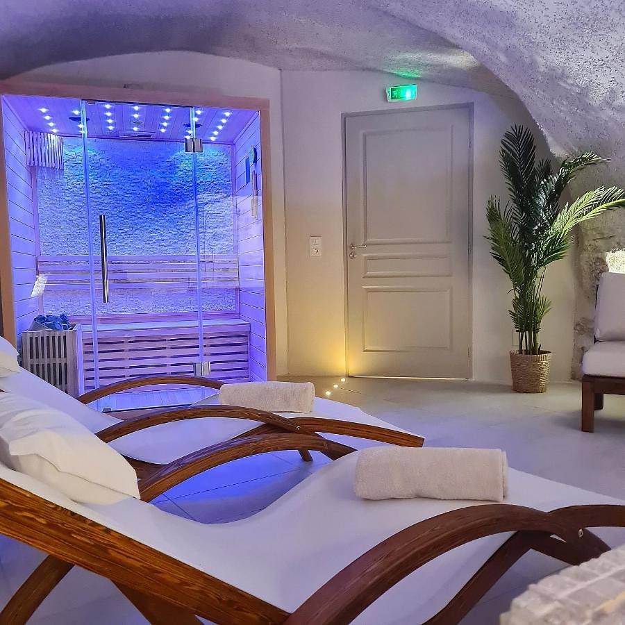 Queen Room with Spa Bath in Dole, Jura