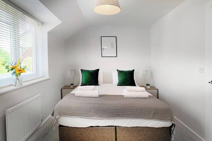 Pet-Friendly 2 Bed, 2 Bath Home | Private Garden in Wokingham, Berkshire