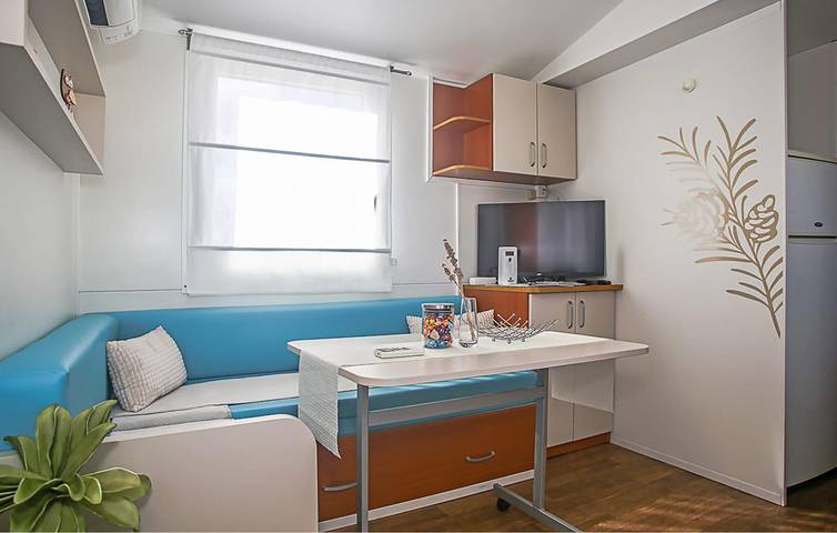 Gemütliches Mobilheim in der Nähe des Visovačko-Sees mit Pool und Terrasse in Dalmatinisches Zagora