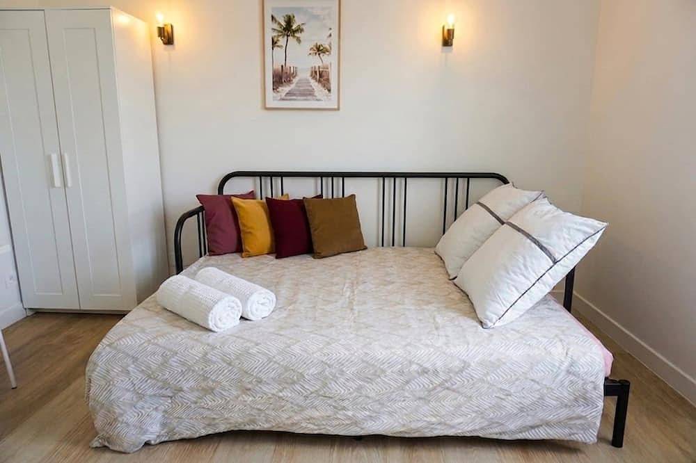 Ganze Wohnung, Tranquil Studio w/ Terrace, Free Parking, Near in Tassin-la-Demi-Lune, Lyon und Umgebung