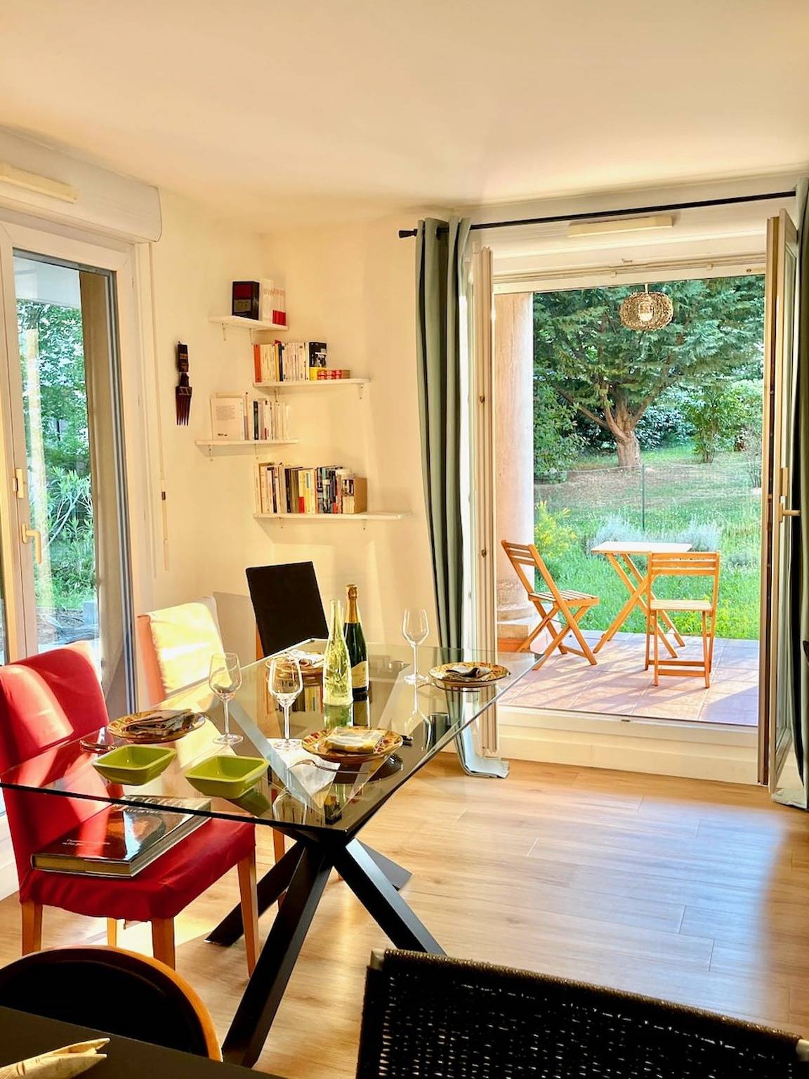 Appartement entier, Un appartement moderne, une terrasse et un jardin in Aix-en-Provence, Côte méditerranéenne (France)
