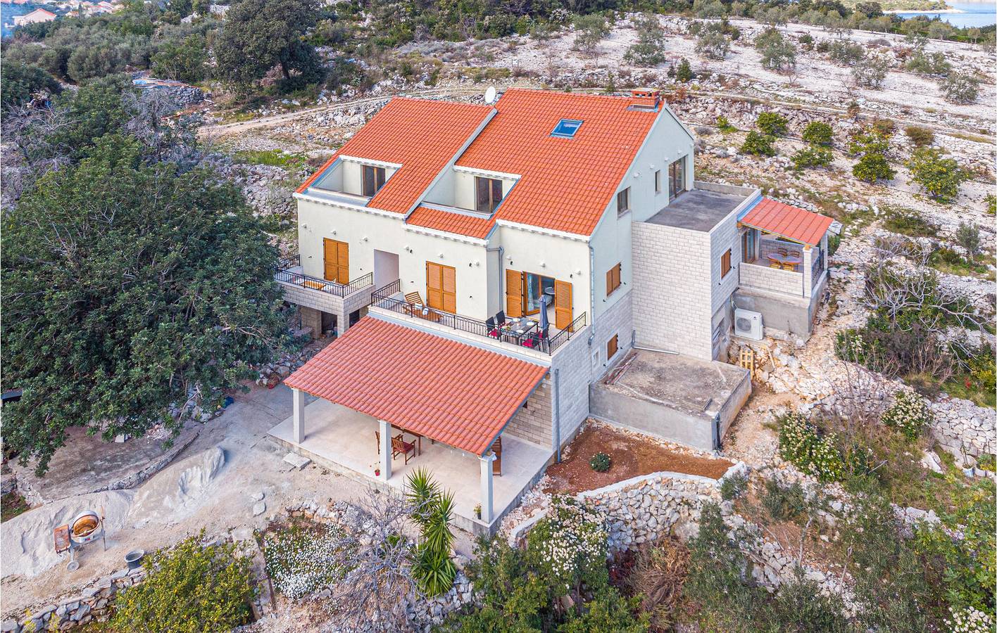 Geheel vakantieappartement, Gezellig appartement met terras, keuken en wifi – 2,5 km van het strand van Tri žala in Kneza, Korcula
