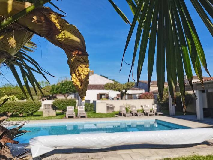 Location de vacances pour 4 personnes, avec Terrasse et Jacuzzi ainsi que Jardin et Piscine à Meursac