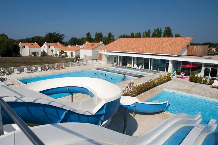 Parc de vacances pour 8 personnes, avec Terrasse et Jardin ainsi que Bassin pour enfant et Piscine en Vendée
