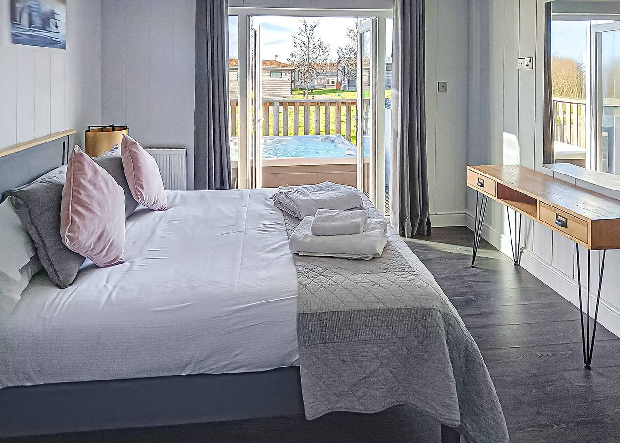 Signature Spa Six Pet in Shaw cum Donnington, Berkshire