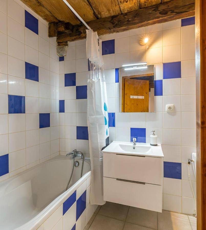 Appartement entier, One-Bedroom Apartment in Crémieu, Région de La Tour-du-Pin