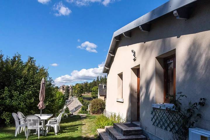 Gîte pour 6 personnes, avec piscine et jardin