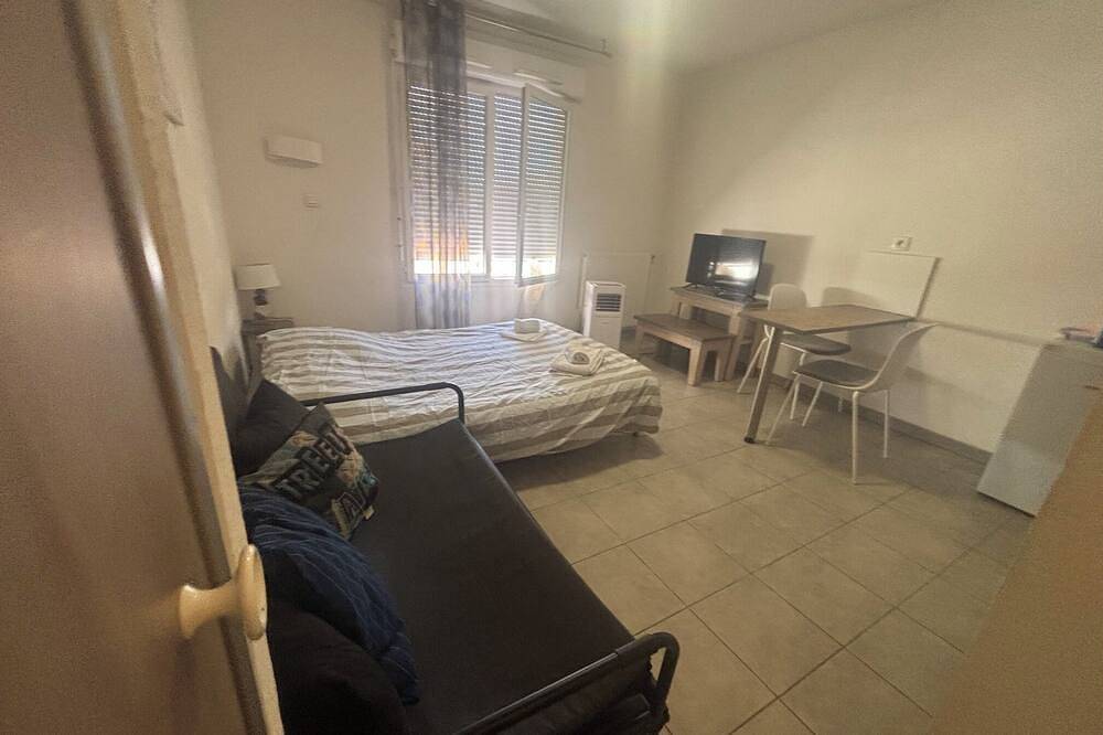 Ganze Wohnung, Studio with a view of the pool, near the beach and downtown in Juvignac, Mittelmeerküste (Frankreich)