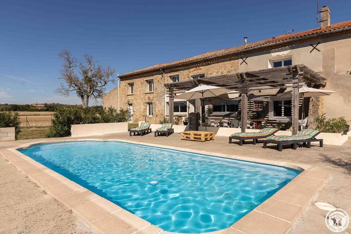 Gîte pour 8 personnes, avec Balcon/Terrasse et Terrasse ainsi que Jardin et Piscine à Saint-Félix-Lauragais