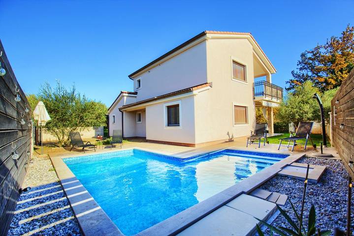 Villa für 8 Personen, mit Balkon und Pool sowie Garten, kinderfreundlich - 1