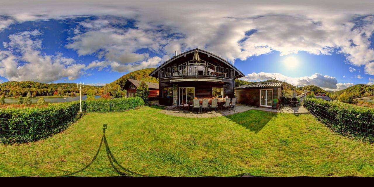 Ganze Wohnung, Chalet am Waldsee direkt am Badesee Rieden mit Seeblick für bis zu 14 Personen Traumferienhaeuser-Eifel in Rieden (Eifel), Osteifel