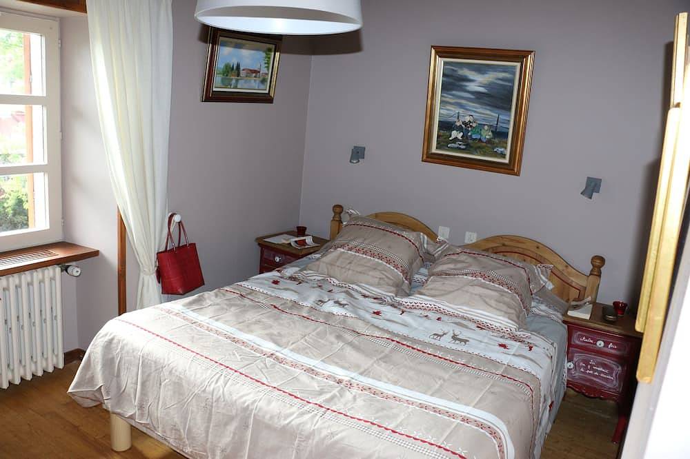 Gite De 4 Chambres + Grand Dortoir De 6 + Grande Cheminee +Mezzanine + 3 Bains in Morbier, Parc naturel régional du Haut-Jura