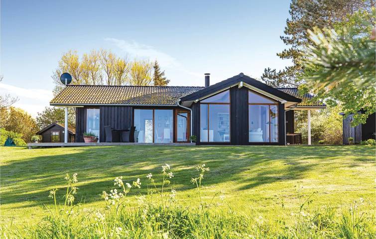 Ferieudlejning for 6 personer, med Terrasse og Jacuzzi samt Have i Lumsås