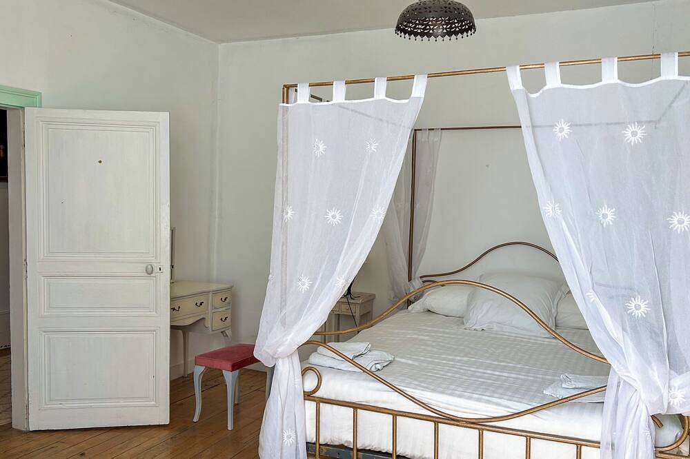 Gîte Maison de Maître 10 personnes - piscine et rivière in Lurais, Région de Le Blanc