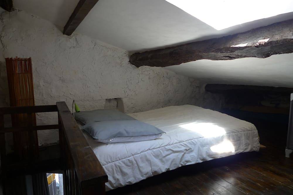 Small village house with terrace in Montmeyan in Montmeyan, Région de Brignoles