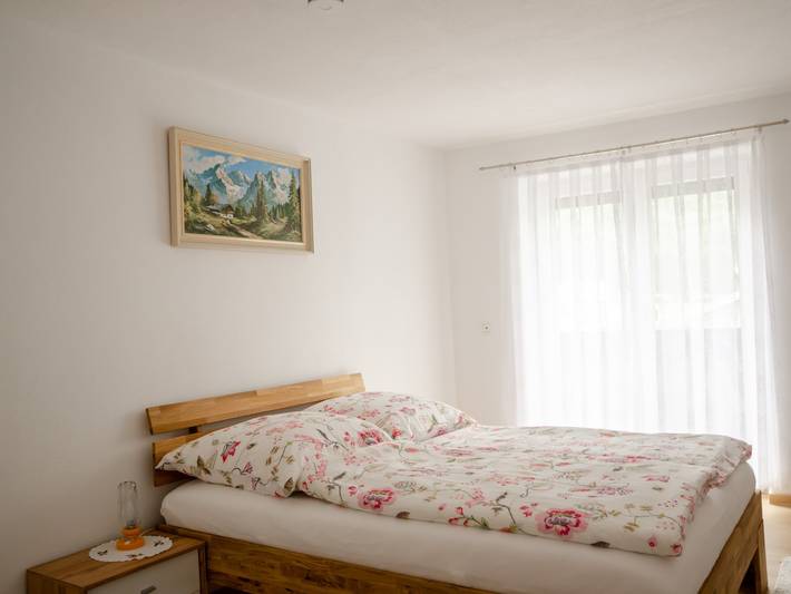 Ganze Ferienwohnung, Gästehaus Tannenberg - Ferienwohnung mit 3 Schlafzimmern, 3 Bädern und 3 Balkonen mit schönem Bergblick in Bayerisch Gmain, Bayerische Alpen