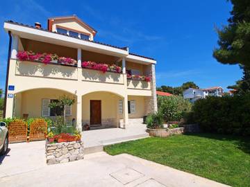 Ferienwohnung für 4 Personen, mit Terrasse und Garten in Grad Šibenik