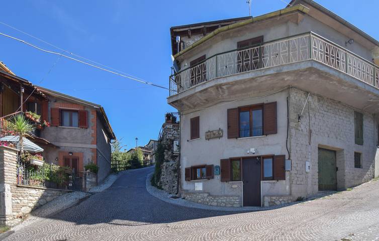 Gîte pour 3 personnes, avec Vue sur le lac à Castel di Tora