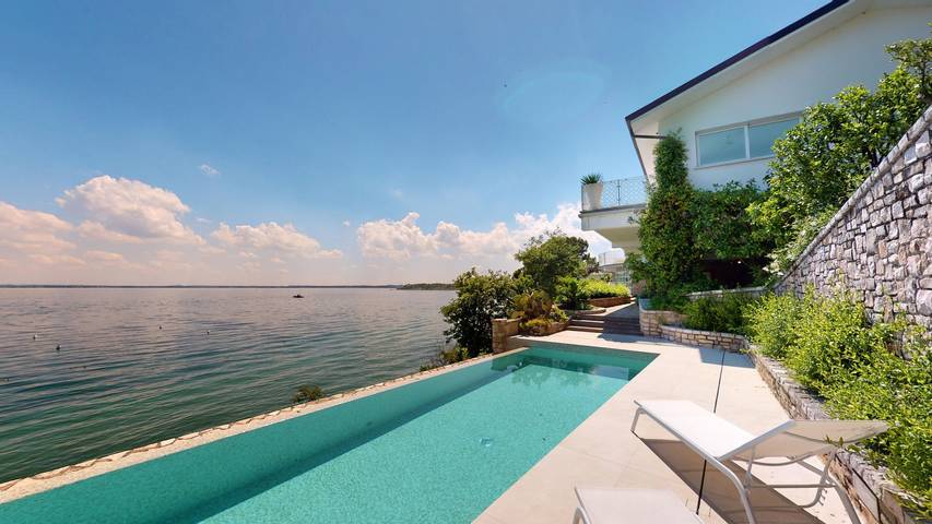 Villa für 8 Personen, mit Sauna und Garten sowie Seeblick und Pool, mit Haustier am Gardasee