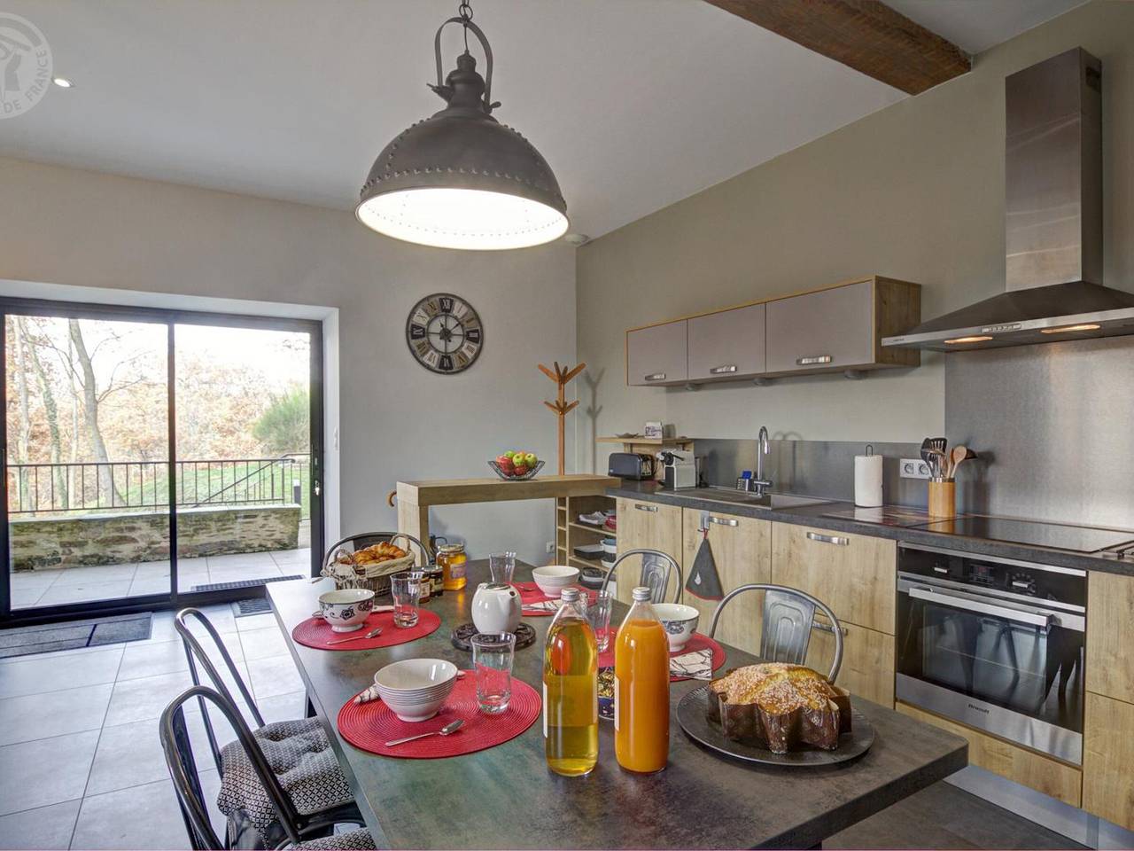 Geräumige moderne Unterkunft mit Wlan und Terrasse in Saint-Paul-en-Jarez, Regionaler Naturpark Pilat