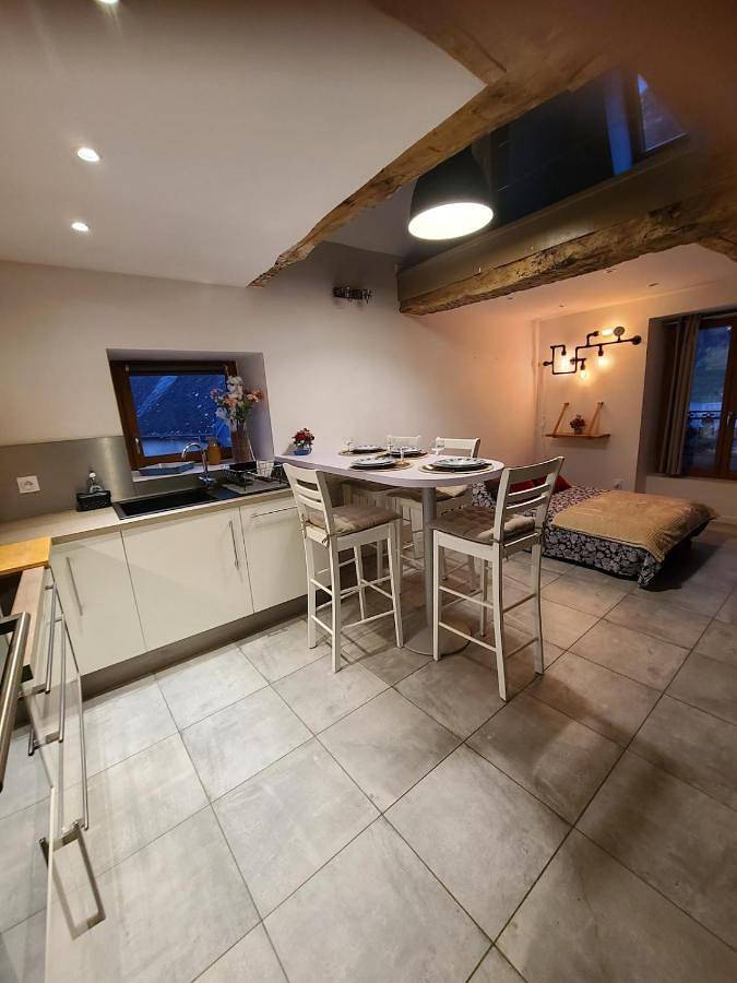 Appartement entier, Two-Bedroom Apartment in Saint-Alban-Leysse, Région de Chambéry