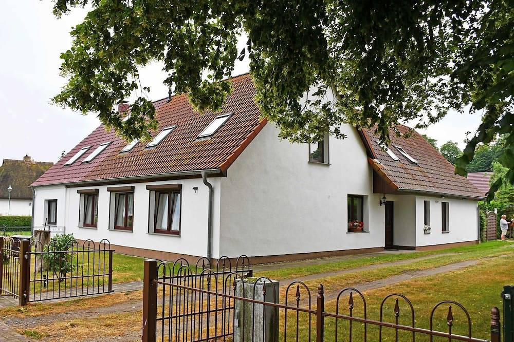 Ganze Wohnung, Ferienwohnung mit Sitzecke im Garten am Bodden in Ralswiek - Ferienwohnung mit in Ralswiek, Bergen auf Rügen und Umgebung
