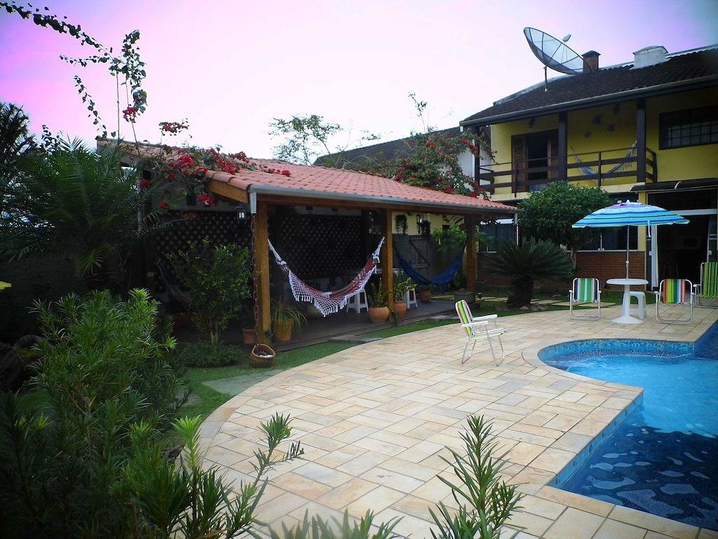 Villa mit Pool in der Nähe von Strand und Ruinen der Pond - 2 Suiten und ein Schlafzimmer in Ubatuba, Região Metropolitana do Vale do Paraíba e Litoral Norte