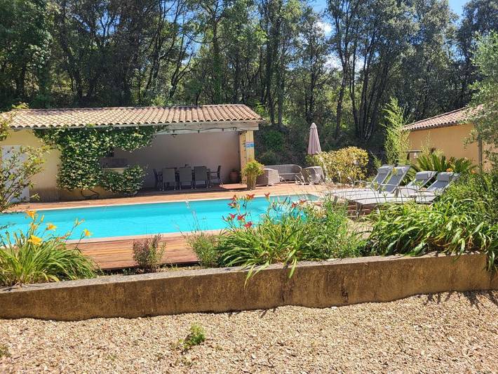 Location de vacances pour 8 personnes, avec piscine ainsi que vue et jardin à Roquedur