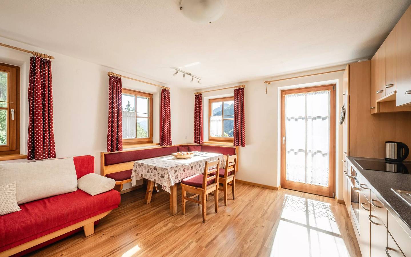 Entire apartment, Apartment 'Rieplechn App Bergblick' with Mountain View, Shared Garden and Wi-Fi in Sand in Taufers, Kronplatz