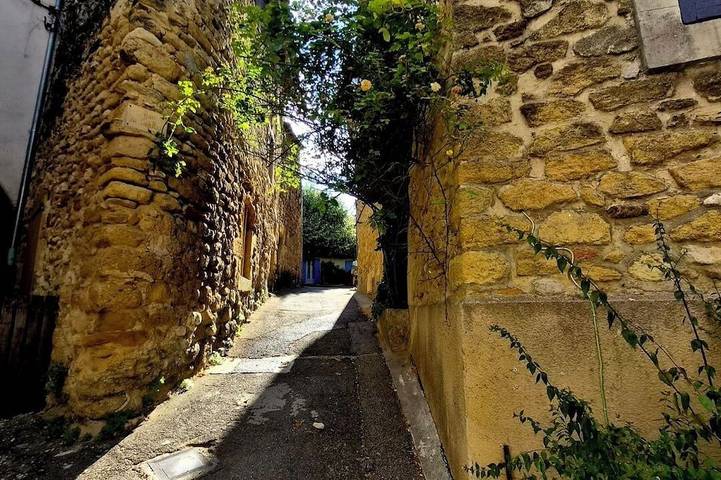 Entire apartment, A very cozy and bright one-bedroom apartment in the heart of the historic village of Lourmarin in the Luberon. in Lourmarin, Parc naturel régional du Luberon