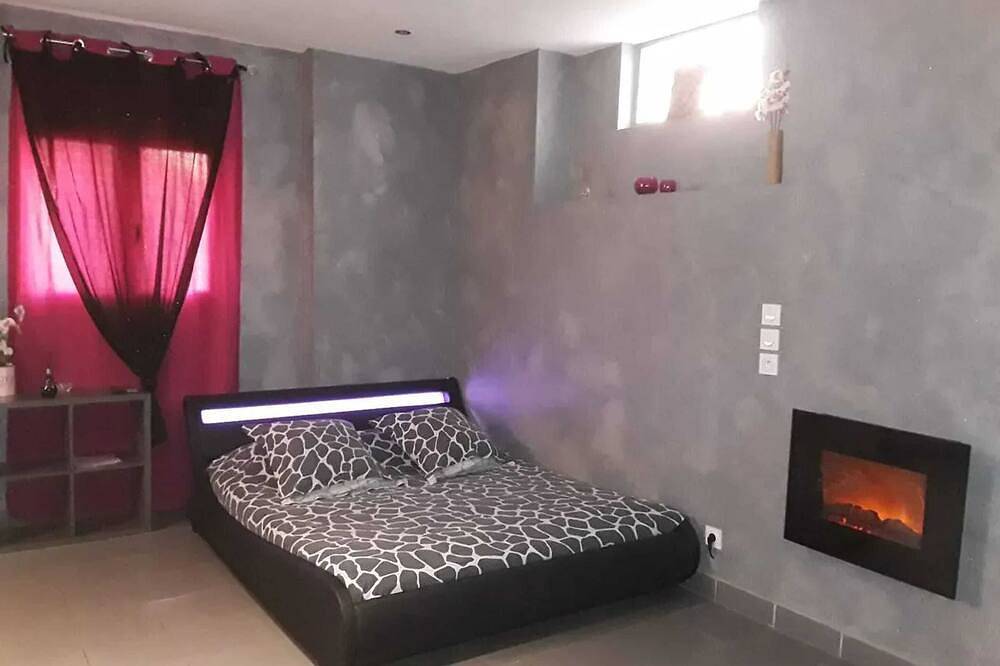 Apartamento entero, Homerez - Estudio en Baixas con jacuzzi in Baixas, Region de Perpignan
