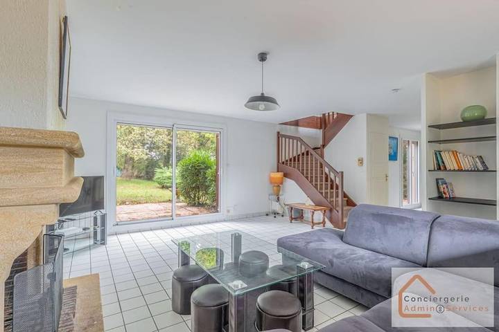 Location de vacances pour 6 personnes, avec jardin ainsi que vue et piscine à Saint-Genis-Laval - 3