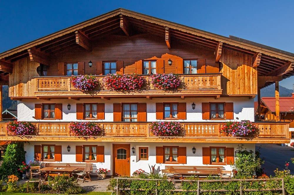 Ganze Wohnung, Zwei-Raum-Ferienwohnung Wiesenblick in Reit im Winkl, Bayerische Alpen