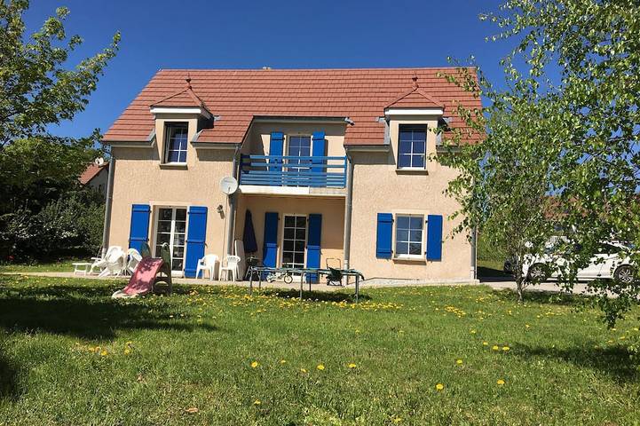 Location de vacances pour 9 personnes, avec balcon et jardin dans Laviron