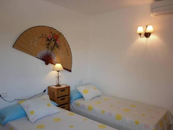 Ferienhaus für 4 Personen, mit Terrasse und Garten sowie Pool und Ausblick in St Miquel de Balansat - 2