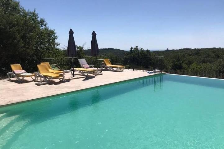 Gîte pour 35 personnes, avec Jardin et Piscine à Colognac