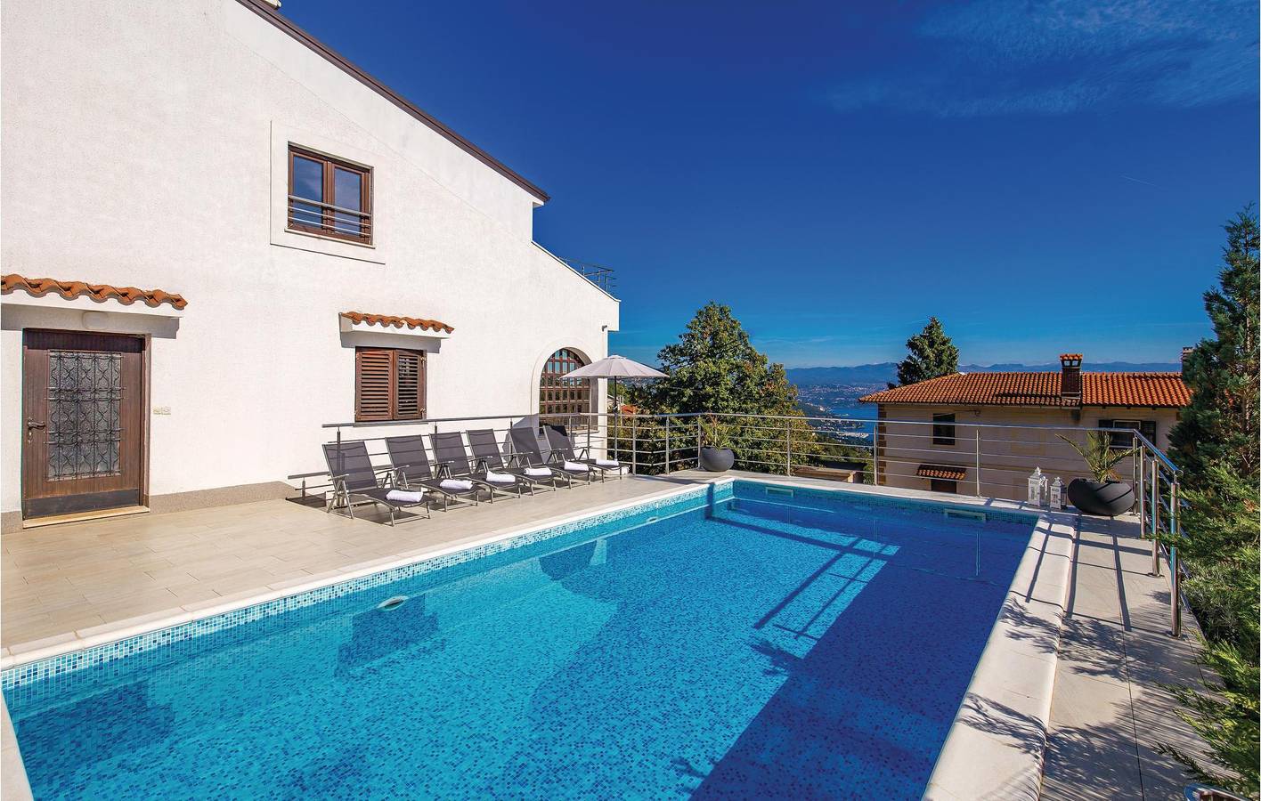 Gemütliche 2-Zimmer-Wohnung mit Pool, WLAN und Zugang zum Strand! in Lovran, Primorje-Gorski Kotar