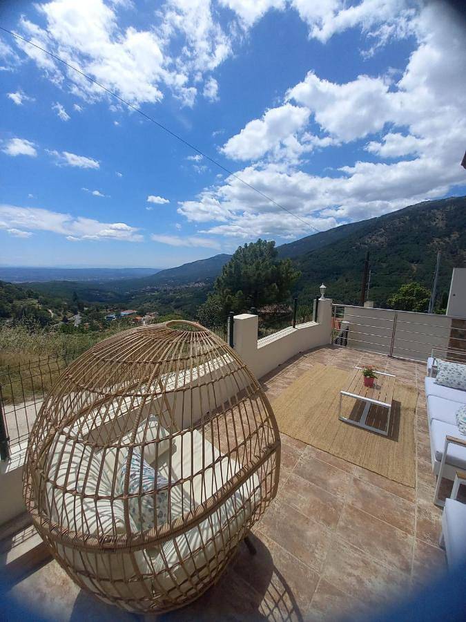 Gîte pour 12 personnes, avec Balcon et Terrasse ainsi que Jardin et Vue à Mijares