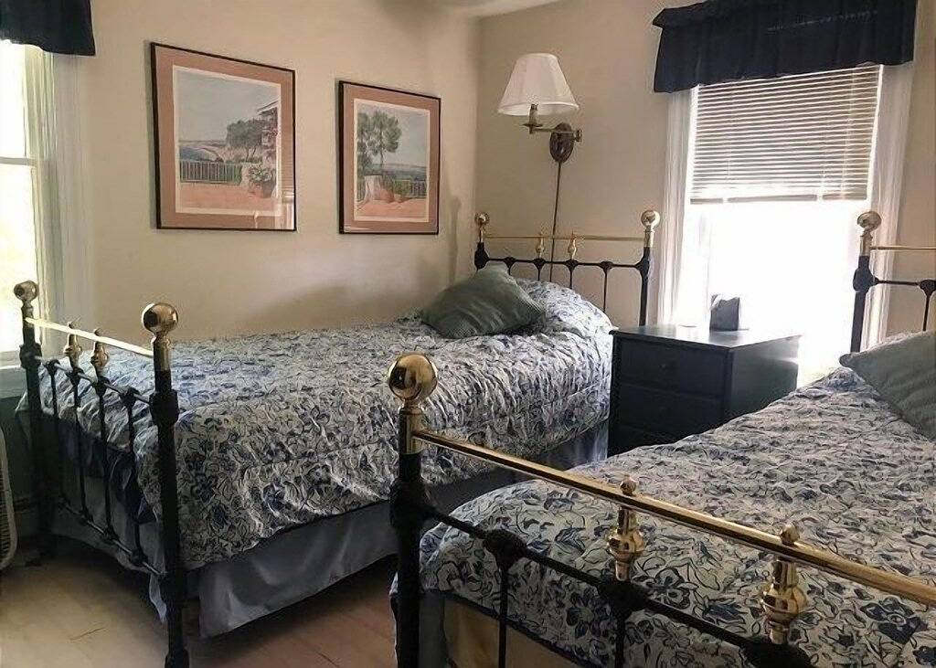 Waterfront Charm Bordered by Seymour Pond -Ccr Trail- Long Pond in Harwich, Cape Cod