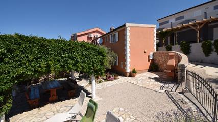 Villa für 4 Personen, mit Garten und Terrasse in Novalja