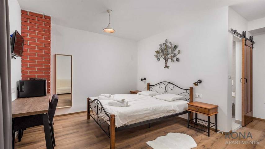 Ferienwohnung für 3 Personen, mit Terrasse und Pool sowie Garten und Seeblick in Buzet