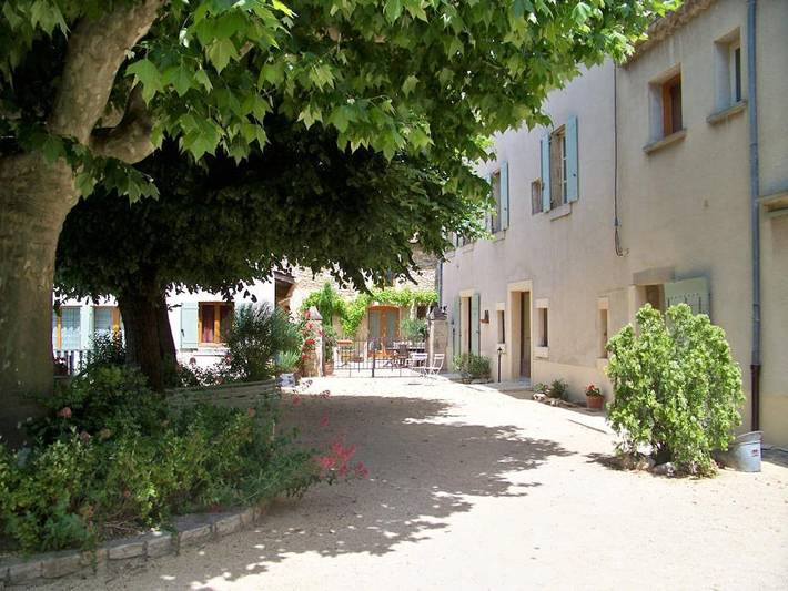 Gîte pour 23 personnes, avec terrasse ainsi que jardin et piscine, animaux acceptés dans Auvergne-Rhône-Alpes - 2