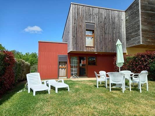 Location de vacances pour 6 personnes, avec piscine et vue sur le lac ainsi que vue et jardin, animaux acceptés dans Lac de Lavaud