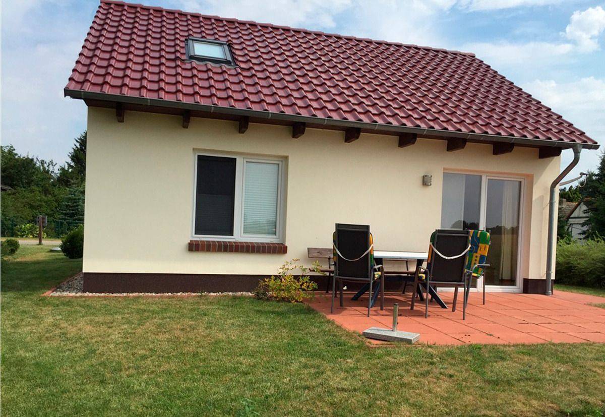 Ferienhaus zwischen den Seen – Komfortabler Aufenthalt mit Terrasse in Fünfseen in Rogeez, Fünfseen