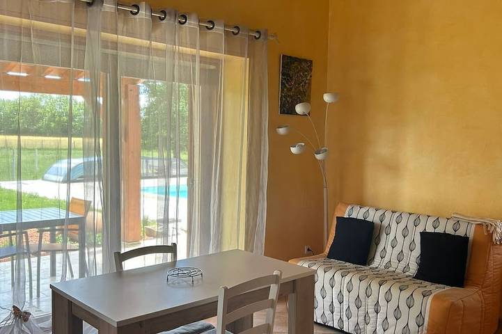 Location de vacances pour 2 personnes, avec jardin ainsi que terrasse et jacuzzi à Cayriech - 4