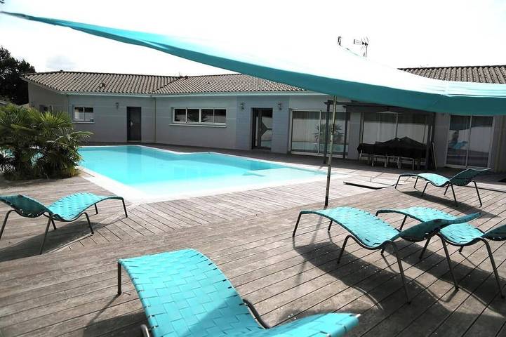 Location de vacances pour 10 personnes, avec jardin à Brach