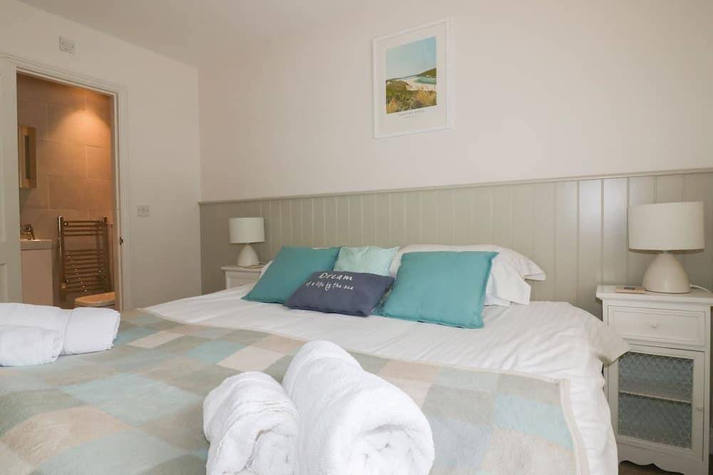 The Beach Hut, pet friendly, country holiday cottage in Crantock in Crantock, Cornwall