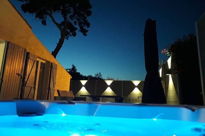 Location de vacances pour 4 personnes, avec jacuzzi et piscine ainsi que terrasse et sauna à Vic-la-Gardiole