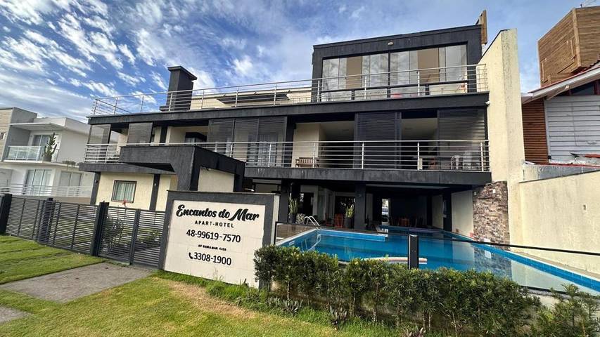 Casas e apartamentos de temporada para 3 pessoas, com vista e piscina e ainda jardim em Praia da Pinheira